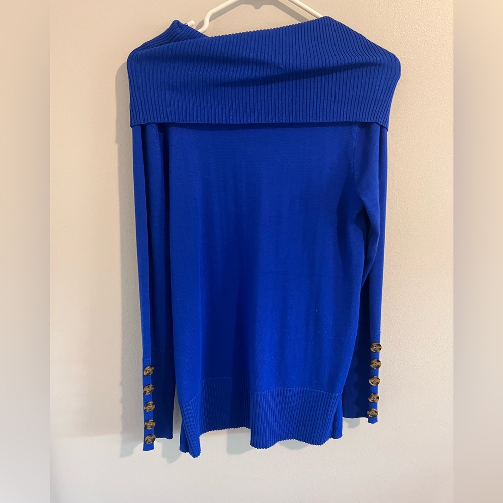 Scoop neck sweater - small
